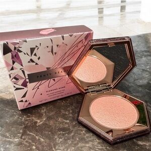 Fenty Beauty by Rihanna
Diamond Bomb All-Over Diamond
Veil 02